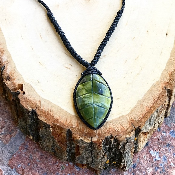 Sold macrame carved leaf serpentine necklace - Picture 2 of 8